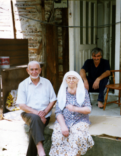 Mutallips mor, far og bror i 2000. Foto: Privateje